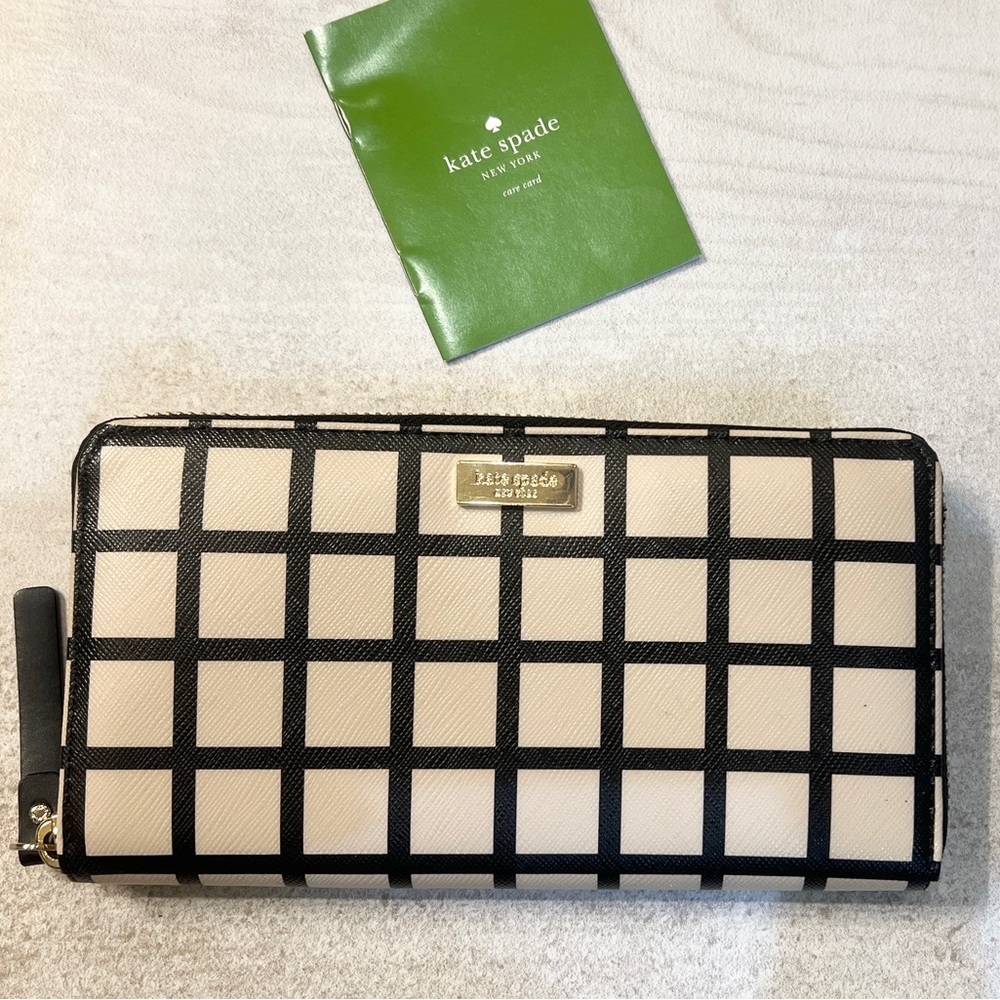 Kate Spade Wallet in excellent condition!